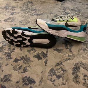 Nike Air Max Reacts SE